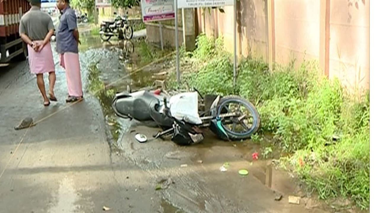 Tirur RSS worker's murder: Police take 3 persons into custody Tirur RSS worker's murder: Police take 3 persons into custody