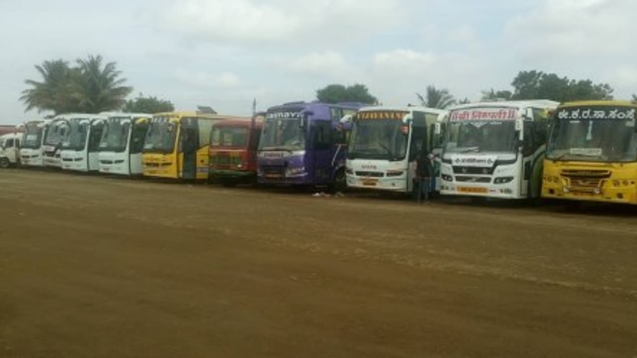 ‘கொள்ளையர் குல திலகங்கள்’ தனியார் பேருந்துகளை விட்டால் வேறு வழியில்லையா? கொந்தளிக்கும் பயணிகள்... ‘கொள்ளையர் குல திலகங்கள்’ தனியார் பேருந்துகளை விட்டால் வேறு வழியில்லையா? கொந்தளிக்கும் பயணிகள்...