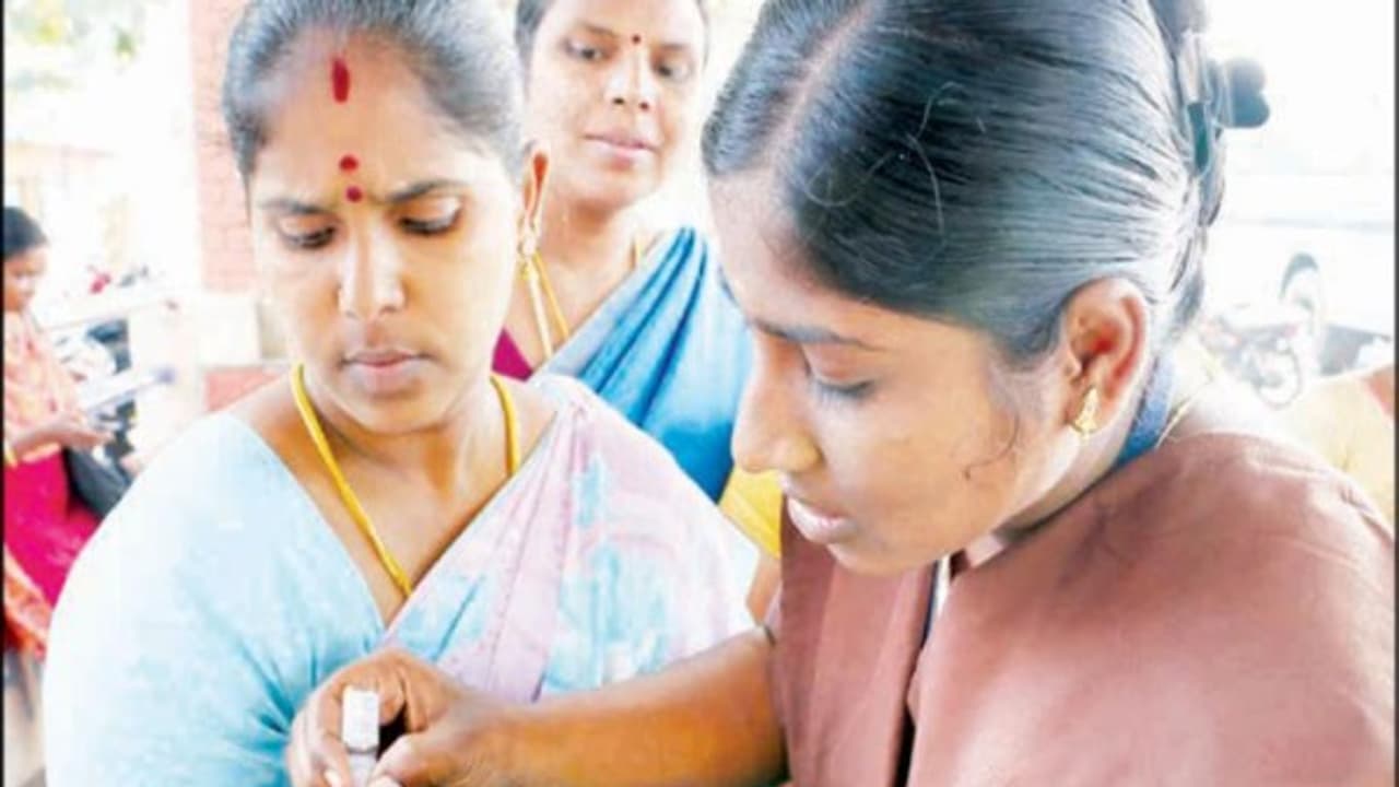 திருச்சியில் 2 இலட்சத்துக்கும் மேற்பட்ட குழந்தைகளுக்கு போலியோ சொட்டு மருந்து; அடுத்த முகாம் மார்ச் 11... திருச்சியில் 2 இலட்சத்துக்கும் மேற்பட்ட குழந்தைகளுக்கு போலியோ சொட்டு மருந்து; அடுத்த முகாம் மார்ச் 11...