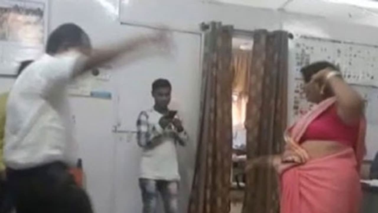 സര്ക്കാര് ഓഫീസില് സിനിമാറ്റിക്ക് ഡാന്സ്; ഉദ്യോഗസ്ഥര് ക്യാമറയില് കുടുങ്ങി സര്ക്കാര് ഓഫീസില് സിനിമാറ്റിക്ക് ഡാന്സ്; ഉദ്യോഗസ്ഥര് ക്യാമറയില് കുടുങ്ങി