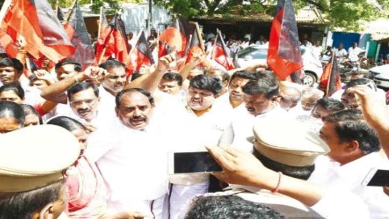 அமராவதி அணையில் இருந்து தண்ணீர் திறந்துவிட வேண்டும் – கரூரில் தி.மு.க.வினர் ஆர்ப்பாட்டம்… அமராவதி அணையில் இருந்து தண்ணீர் திறந்துவிட வேண்டும் – கரூரில் தி.மு.க.வினர் ஆர்ப்பாட்டம்…