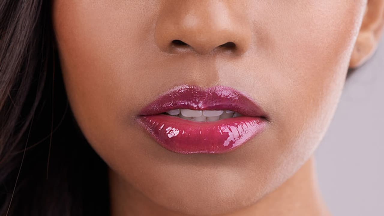 ನಿಮ್ಮ ತುಟಿ ಕೆಂಪಾಗಿಸಬೇಕೆ ? ಹಾಗಿದ್ದರೆ ಈ ಟಿಪ್ಸ್ ಅನುಸರಿಸಿ ನಿಮ್ಮ ತುಟಿ ಕೆಂಪಾಗಿಸಬೇಕೆ ? ಹಾಗಿದ್ದರೆ ಈ ಟಿಪ್ಸ್ ಅನುಸರಿಸಿ