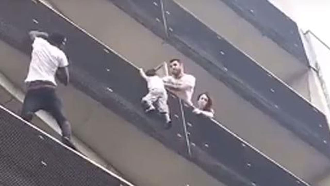 നാല് നില കെട്ടിടത്തിന് മുകളില് തൂങ്ങി നിന്ന കുഞ്ഞിനെ രക്ഷിച്ച് 'സ്പൈഡര്മാന്' നാല് നില കെട്ടിടത്തിന് മുകളില് തൂങ്ങി നിന്ന കുഞ്ഞിനെ രക്ഷിച്ച് 'സ്പൈഡര്മാന്'