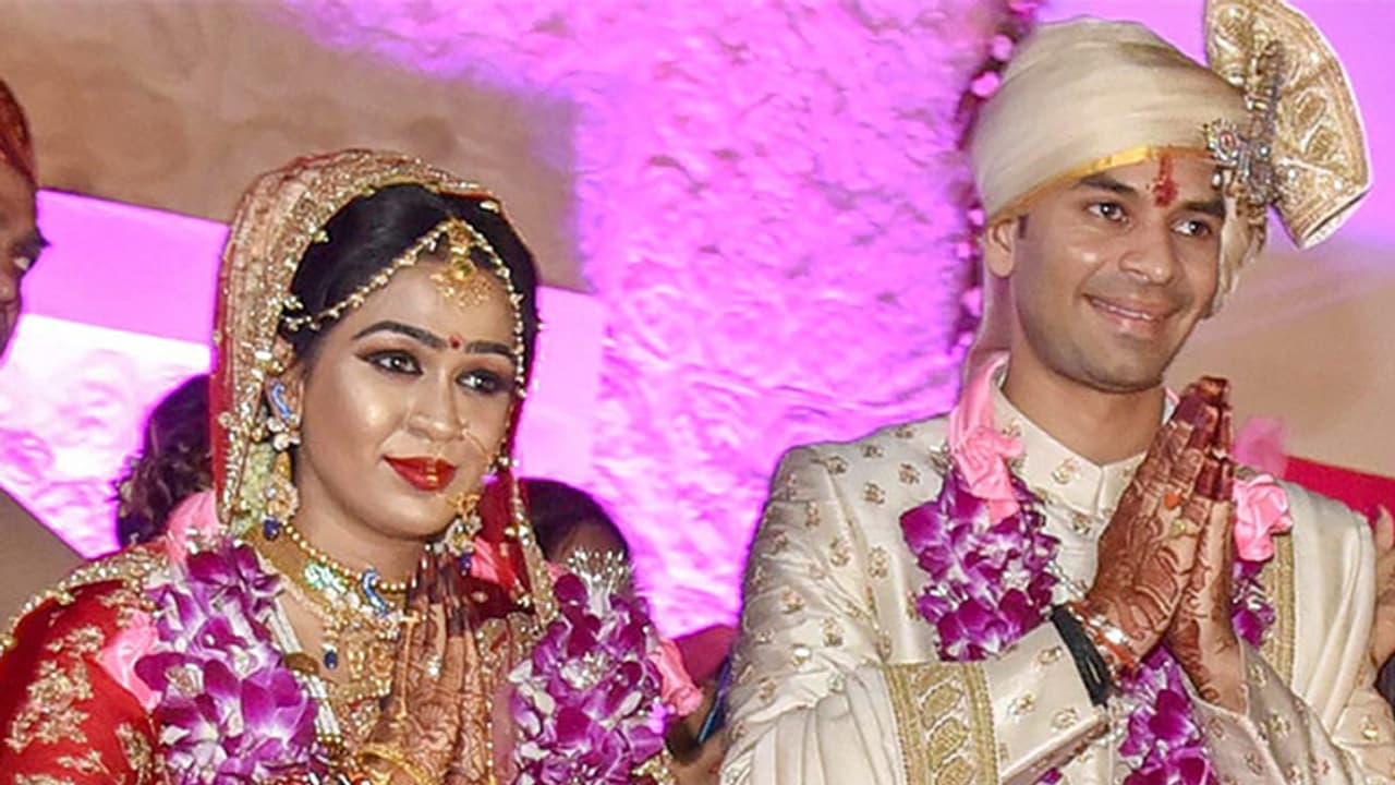 ലാലുവിന്റെ മകന്റെ കല്യാണത്തിനെത്തിയവര് ഭക്ഷണത്തിനായി ഇടിച്ചുകയറി, ഭക്ഷണം പാത്രത്തോടെ മോഷ്ടിച്ചു കടത്തി ലാലുവിന്റെ മകന്റെ കല്യാണത്തിനെത്തിയവര് ഭക്ഷണത്തിനായി ഇടിച്ചുകയറി, ഭക്ഷണം പാത്രത്തോടെ മോഷ്ടിച്ചു കടത്തി