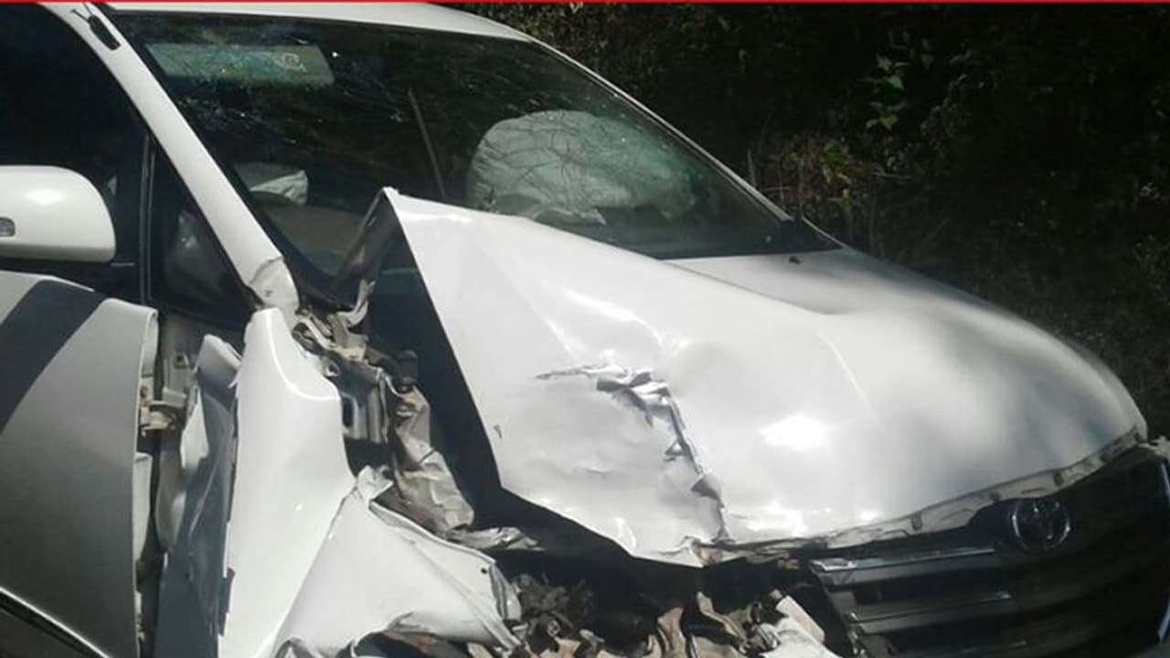 ಮಾಜಿ ಸಚಿವ, ಹಾಲಿ ಶಾಸಕ ಪ್ರಯಾಣಿಸುತ್ತಿದ್ದ ಕಾರು ಅಪಘಾತ: ಇಬ್ಬರಿಗೆ ಗಾಯ ಮಾಜಿ ಸಚಿವ, ಹಾಲಿ ಶಾಸಕ ಪ್ರಯಾಣಿಸುತ್ತಿದ್ದ ಕಾರು ಅಪಘಾತ: ಇಬ್ಬರಿಗೆ ಗಾಯ