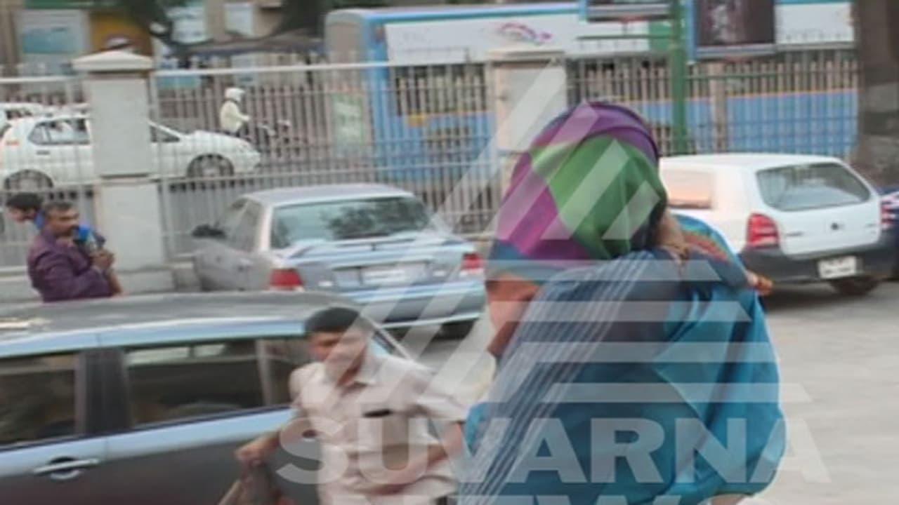 ಮುಖ ಮುಚ್ಚಿಕೊಂಡು ಬಂದ ಸಚಿವೆ : 16 ವರ್ಷದ ನಂತರ ನಾಟಕವಾಡಿದರು (ವಿಡಿಯೋ) ಮುಖ ಮುಚ್ಚಿಕೊಂಡು ಬಂದ ಸಚಿವೆ : 16 ವರ್ಷದ ನಂತರ ನಾಟಕವಾಡಿದರು (ವಿಡಿಯೋ)