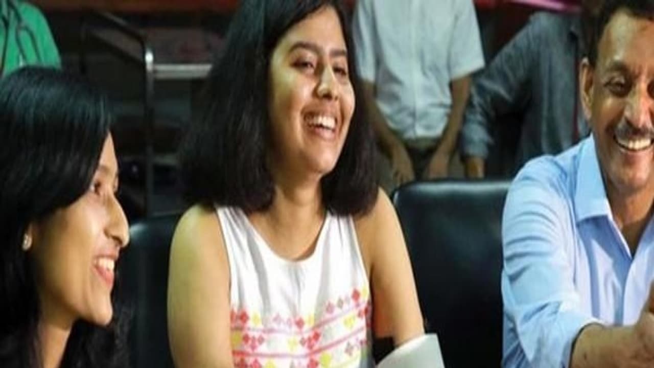 பெண்ணிற்கு இளைஞரின் கைகளை பொருத்தி சாதனை..! நெகிழ்ச்சி சம்பவம்..! பெண்ணிற்கு இளைஞரின் கைகளை பொருத்தி சாதனை..! நெகிழ்ச்சி சம்பவம்..!