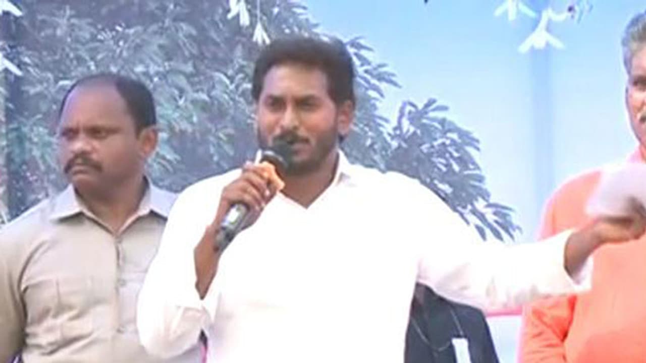 సినిమాలో విలన్: బాబుపై వైఎస్ జగన్ నిప్పులు సినిమాలో విలన్: బాబుపై వైఎస్ జగన్ నిప్పులు