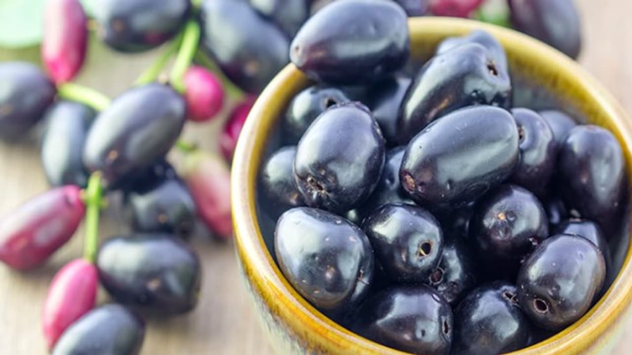 பற்களில் இருக்கும் எந்தமாதிரியான பிரச்சனைக்கும் தீர்வு இந்த பழத்தில் உண்டு... பற்களில் இருக்கும் எந்தமாதிரியான பிரச்சனைக்கும் தீர்வு இந்த பழத்தில் உண்டு...