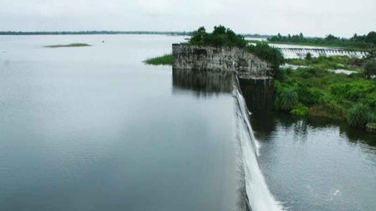 மதுராந்தகம் ஏரியில் அமைச்சர்கள் ஆய்வு..! அதிகாரிகளின் கண்காணிப்பில் ஏரி கரைகள்..! 21 கிராம மக்களுக்கு எச்சரிக்கை..! மதுராந்தகம் ஏரியில் அமைச்சர்கள் ஆய்வு..! அதிகாரிகளின் கண்காணிப்பில் ஏரி கரைகள்..! 21 கிராம மக்களுக்கு எச்சரிக்கை..!