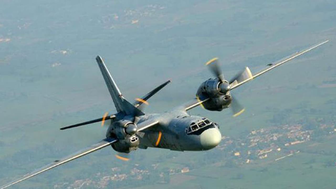 షాక్: రోడ్డుపై విమానం ల్యాండింగ్, ఎందుకో తెలుసా? షాక్: రోడ్డుపై విమానం ల్యాండింగ్, ఎందుకో తెలుసా?