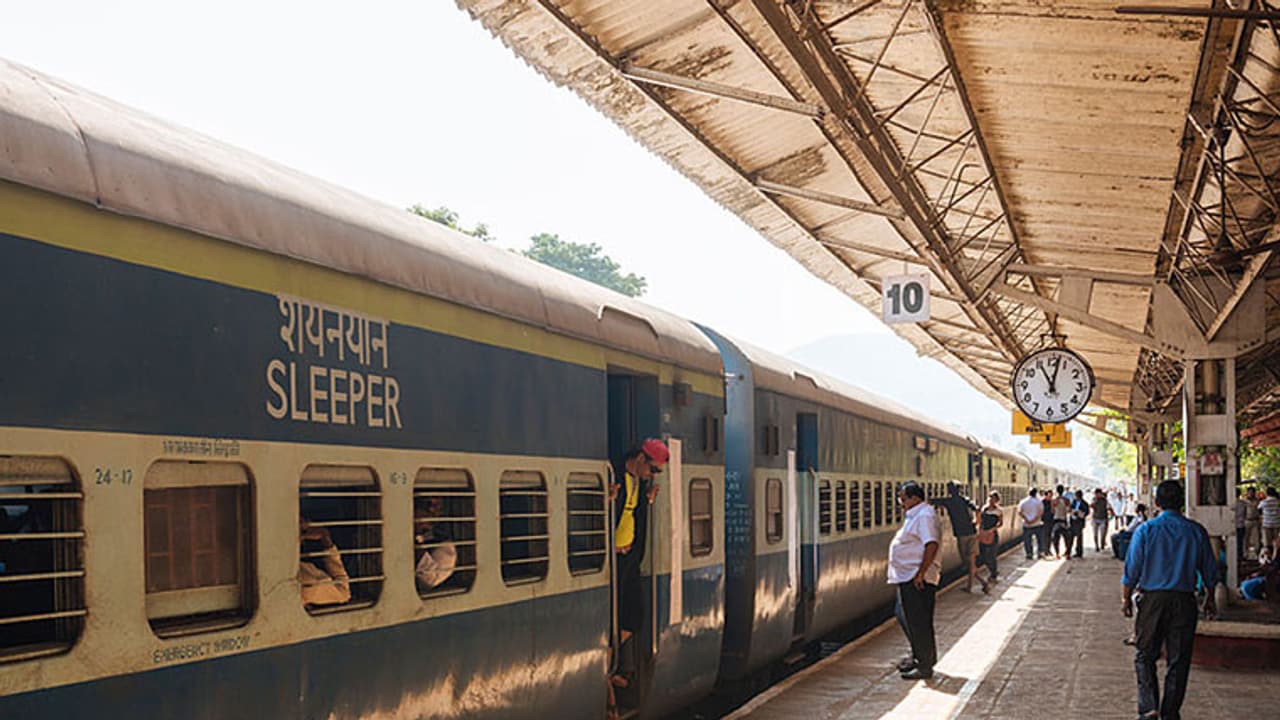 ಕೋಲಾರ : ರೈಲು ನಿಲ್ದಾಣದಲ್ಲೇ ನೇಣು ಬಿಗಿದುಕೊಂಡು ವ್ಯಕ್ತಿ ಸಾವು ಕೋಲಾರ : ರೈಲು ನಿಲ್ದಾಣದಲ್ಲೇ ನೇಣು ಬಿಗಿದುಕೊಂಡು ವ್ಯಕ್ತಿ ಸಾವು