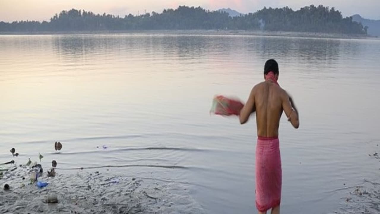 திடீரென கருப்பாக மாறிய நதி..! பொதுமக்கள் பீதி..ஆற்று நீரை பயன்படுத்த அதிகாரிகள் தடை..! திடீரென கருப்பாக மாறிய நதி..! பொதுமக்கள் பீதி..ஆற்று நீரை பயன்படுத்த அதிகாரிகள் தடை..!