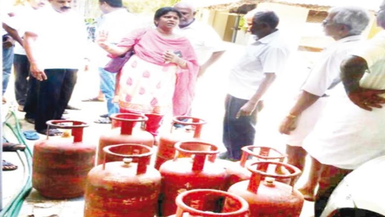 திருட்டுத்தனமாக வீட்டிலேயே சமையல் கேஸ் விற்பனை செய்த கில்லாடி…