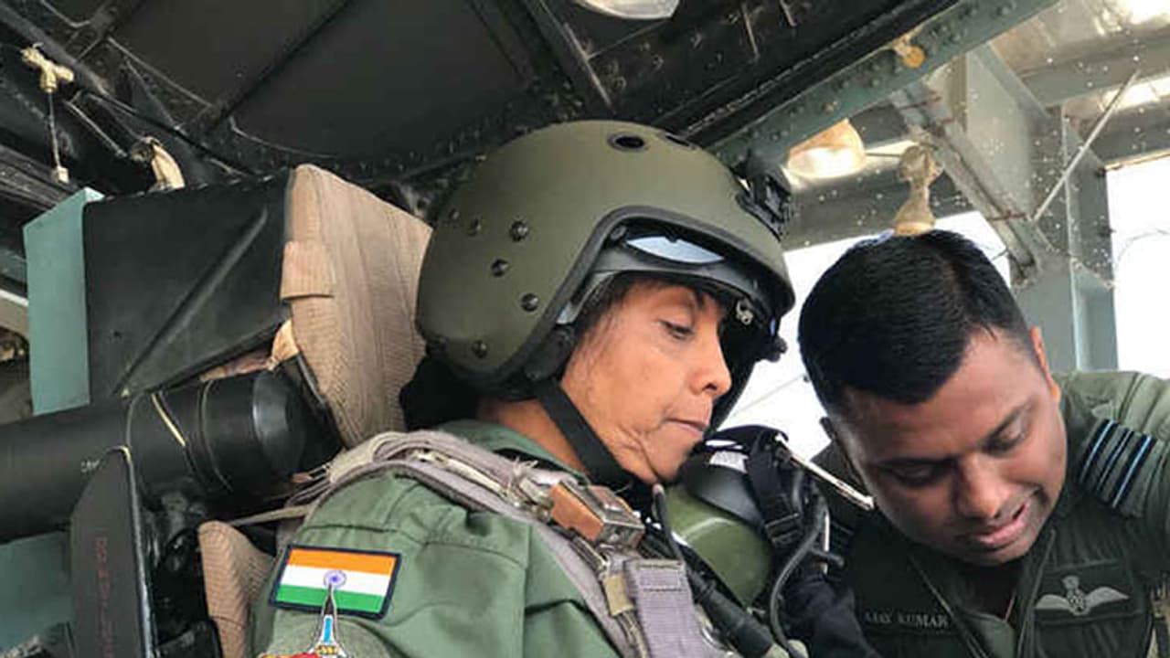 ಸುಖೋಯ್ನಲ್ಲಿ ರಕ್ಷಣಾ ಸಚಿವೆ ನಿರ್ಮಲಾ ಸಂಚಾರ ಸುಖೋಯ್ನಲ್ಲಿ ರಕ್ಷಣಾ ಸಚಿವೆ ನಿರ್ಮಲಾ ಸಂಚಾರ