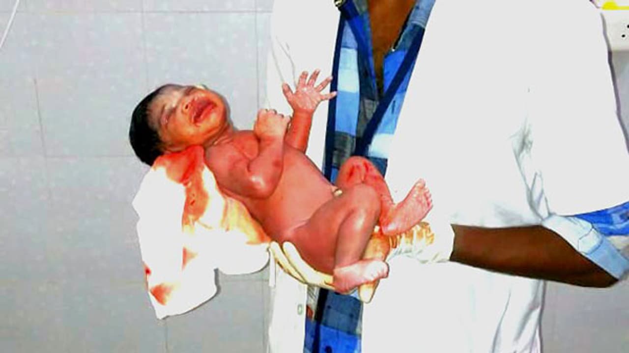 '108' ആംബുലന്സിനുള്ളില് യുവതിക്ക് സുഖപ്രസവം '108' ആംബുലന്സിനുള്ളില് യുവതിക്ക് സുഖപ്രസവം