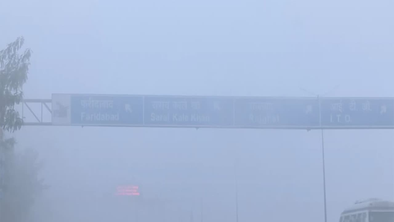 Thick layer of smog envelops Akshardham (Photo/ANI) Thick layer of smog envelops Akshardham (Photo/ANI)
