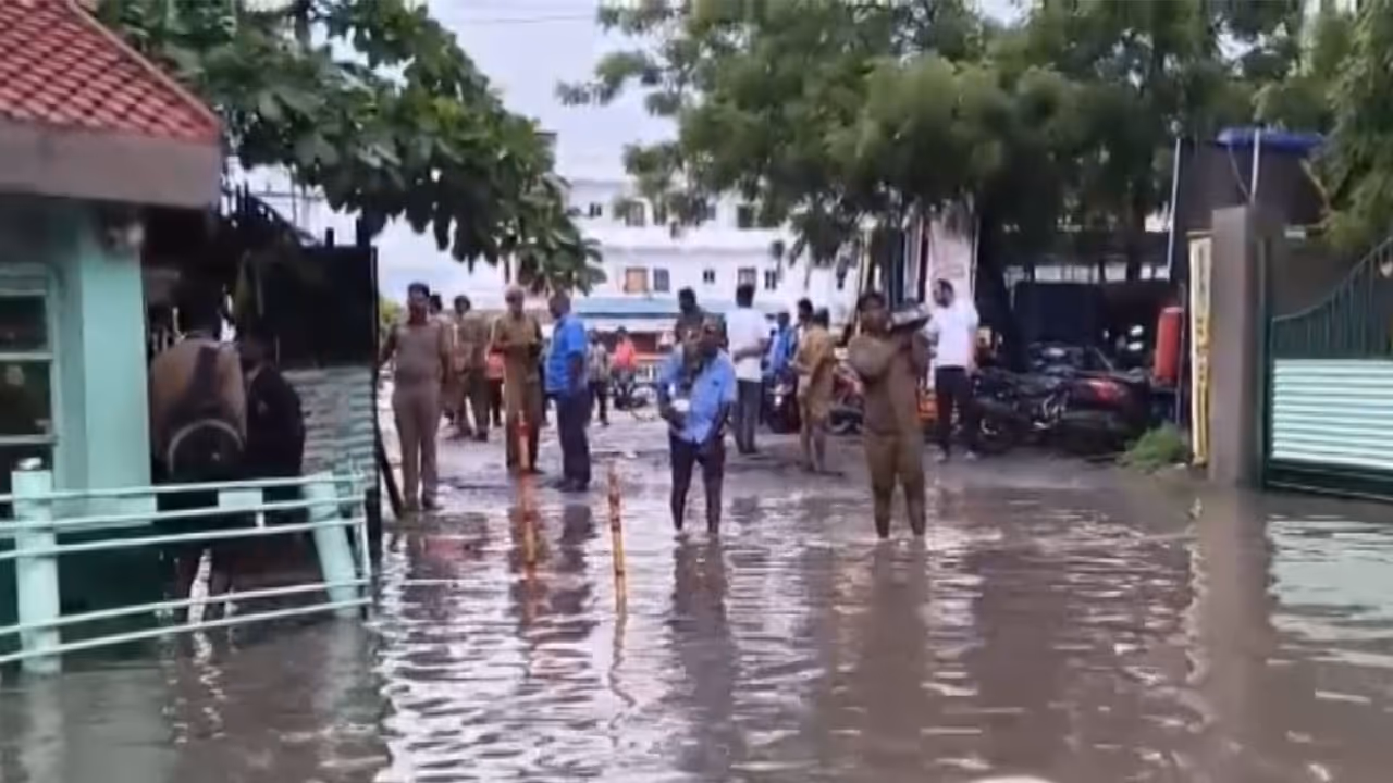 Heavy rain floods Virudhunagar govt bus depot (Photo/ANI) Heavy rain floods Virudhunagar govt bus depot (Photo/ANI)