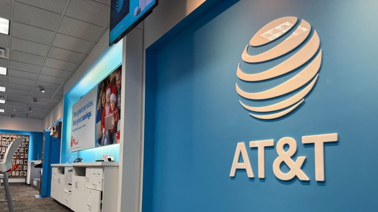 AT&T Stock Snags Price Target Hikes After Solid Q4 Results: Retail Mood Remains Positive
