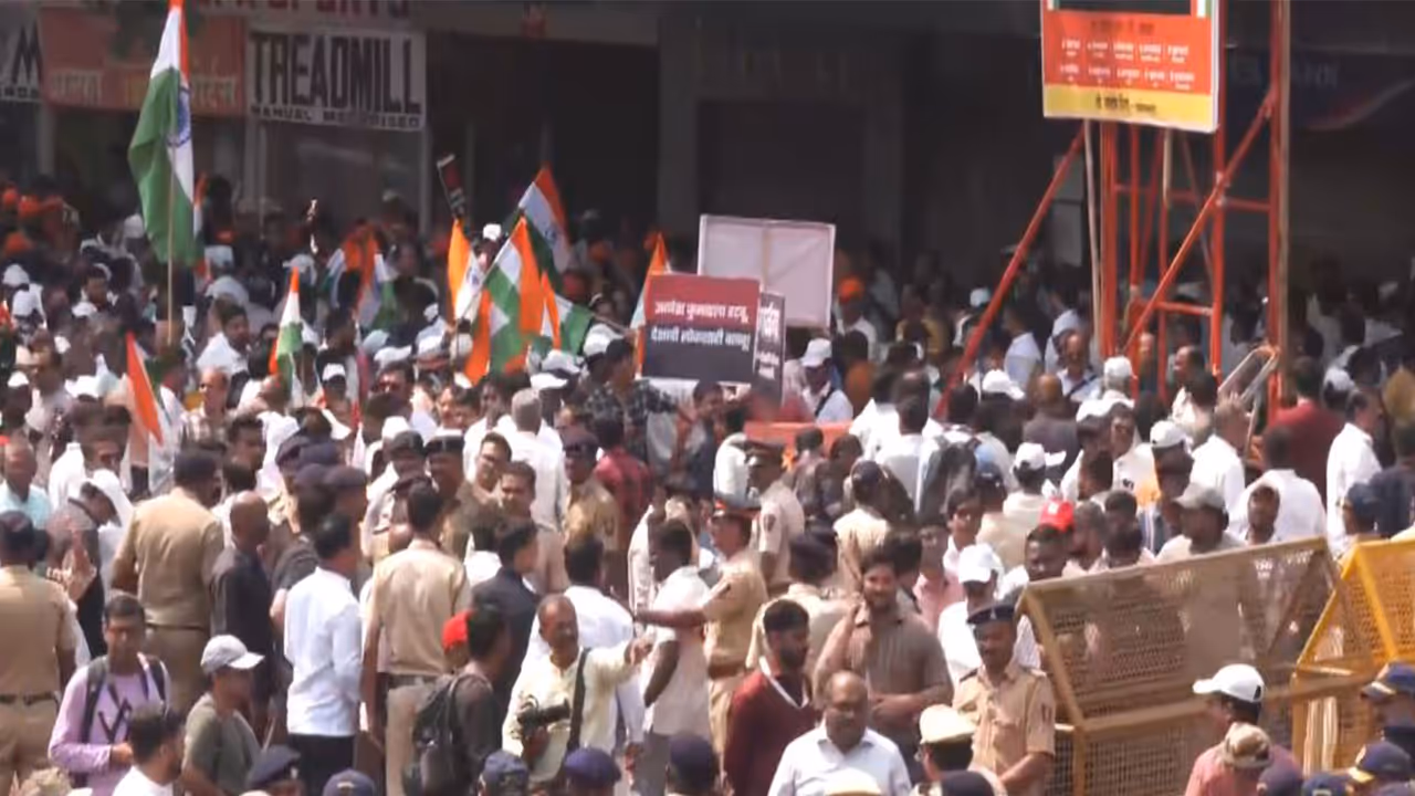 People gather at Mumbai’s Metro Cinema ahead of Uddhav, Raj Thackeray’s protest march (Photo/ANI) People gather at Mumbai’s Metro Cinema ahead of Uddhav, Raj Thackeray’s protest march (Photo/ANI)