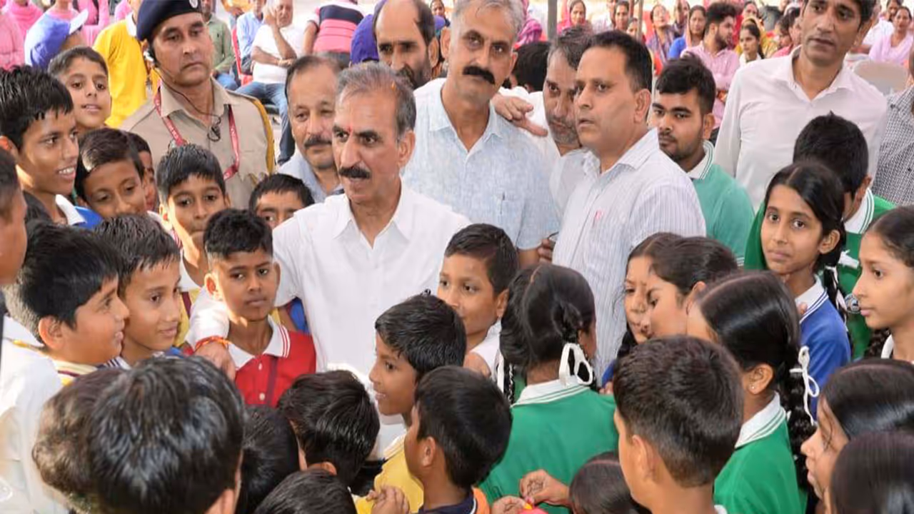 Chief Minister Sukhvinder Singh Sukhu interacts with students (Photo/Release) Chief Minister Sukhvinder Singh Sukhu interacts with students (Photo/Release)