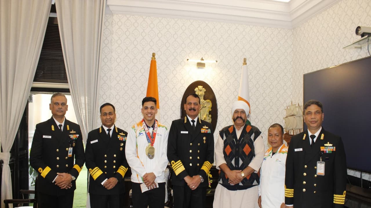 Hitesh Gulia and his coach Suranjoy Singh, with Indian Navy officials (Photo: X/ @indiannavy)