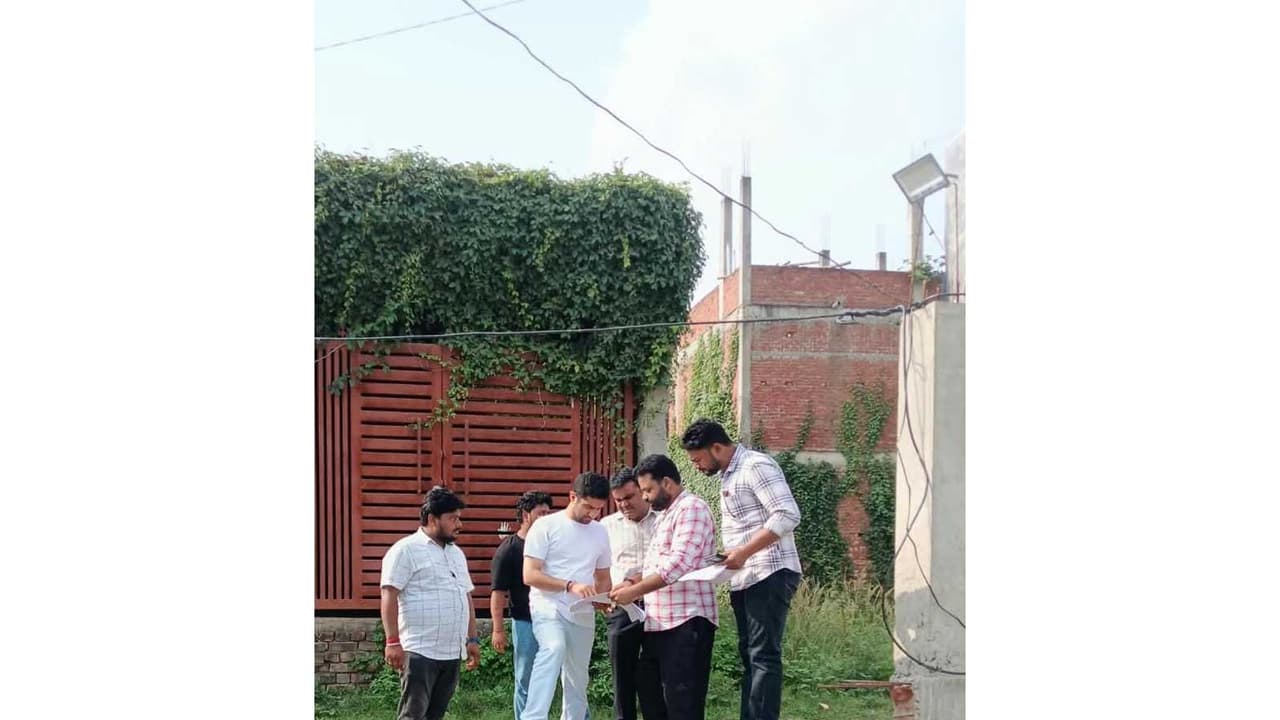 Municipal Commissioner Himanshu Nagpal inspecting the work at the transfer station under construction in Faridpur village (Photo: Municipal Corporation Varanasi) Municipal Commissioner Himanshu Nagpal inspecting the work at the transfer station under construction in Faridpur village (Photo: Municipal Corporation Varanasi)