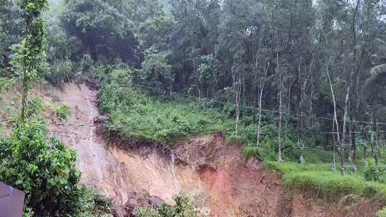 Keralam landslide triggered by heavy rainfall (Photo/ANI) Keralam landslide triggered by heavy rainfall (Photo/ANI)