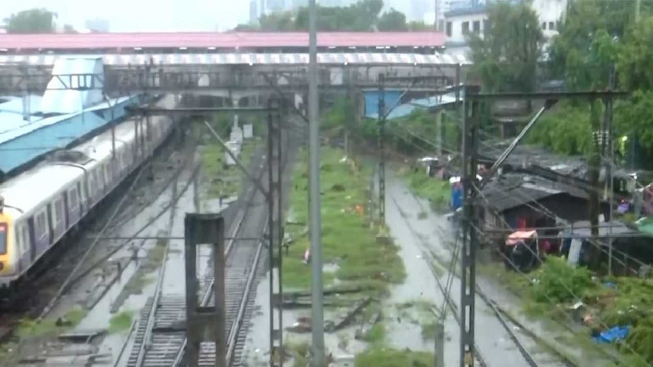 Visuals From Dadar Railway Station (Photo/ANI) Visuals From Dadar Railway Station (Photo/ANI)