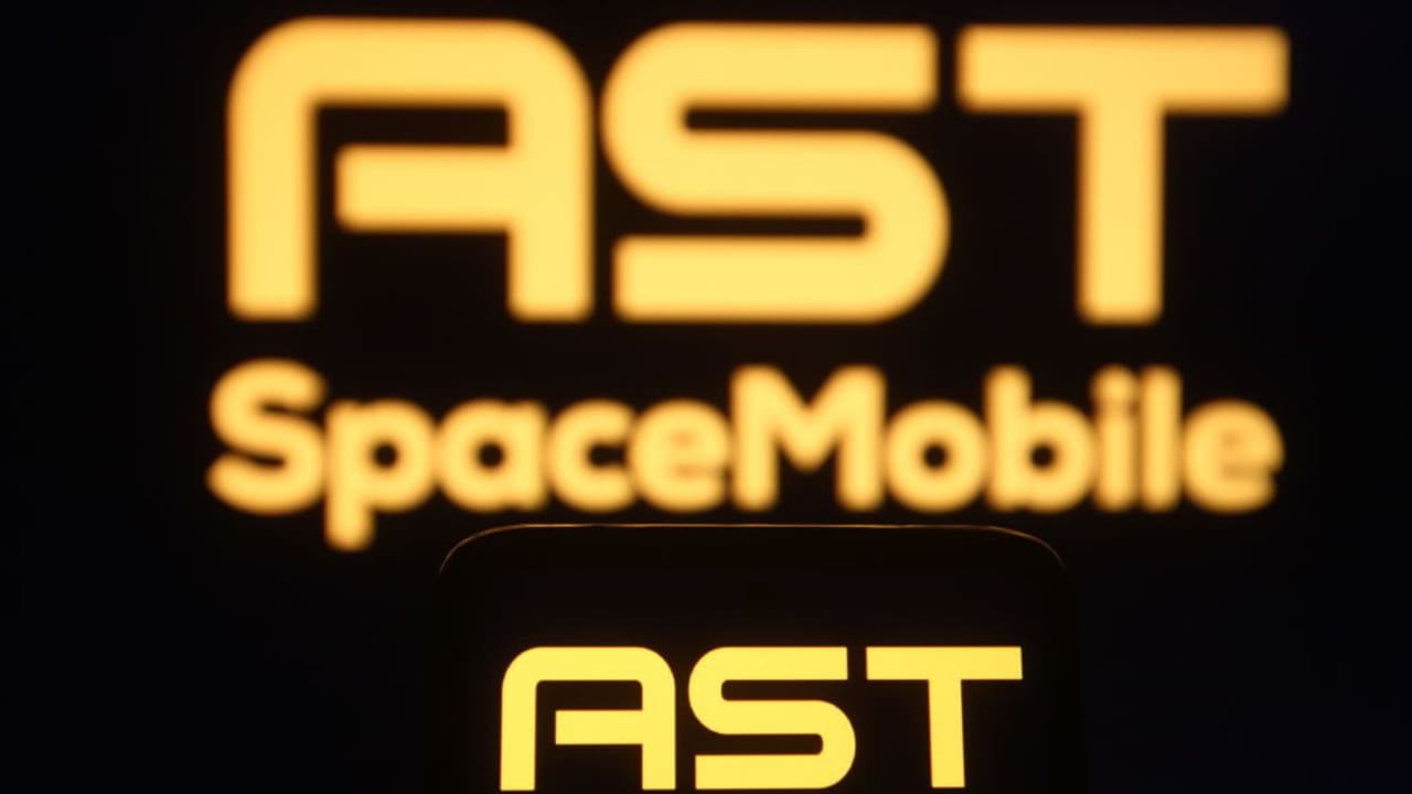 AST SpaceMobile Stock Attracts Brisk Retail Activity On FCC Testing Authorization: ‘Best Growth Stock Of 2025’ AST SpaceMobile Stock Attracts Brisk Retail Activity On FCC Testing Authorization: ‘Best Growth Stock Of 2025’