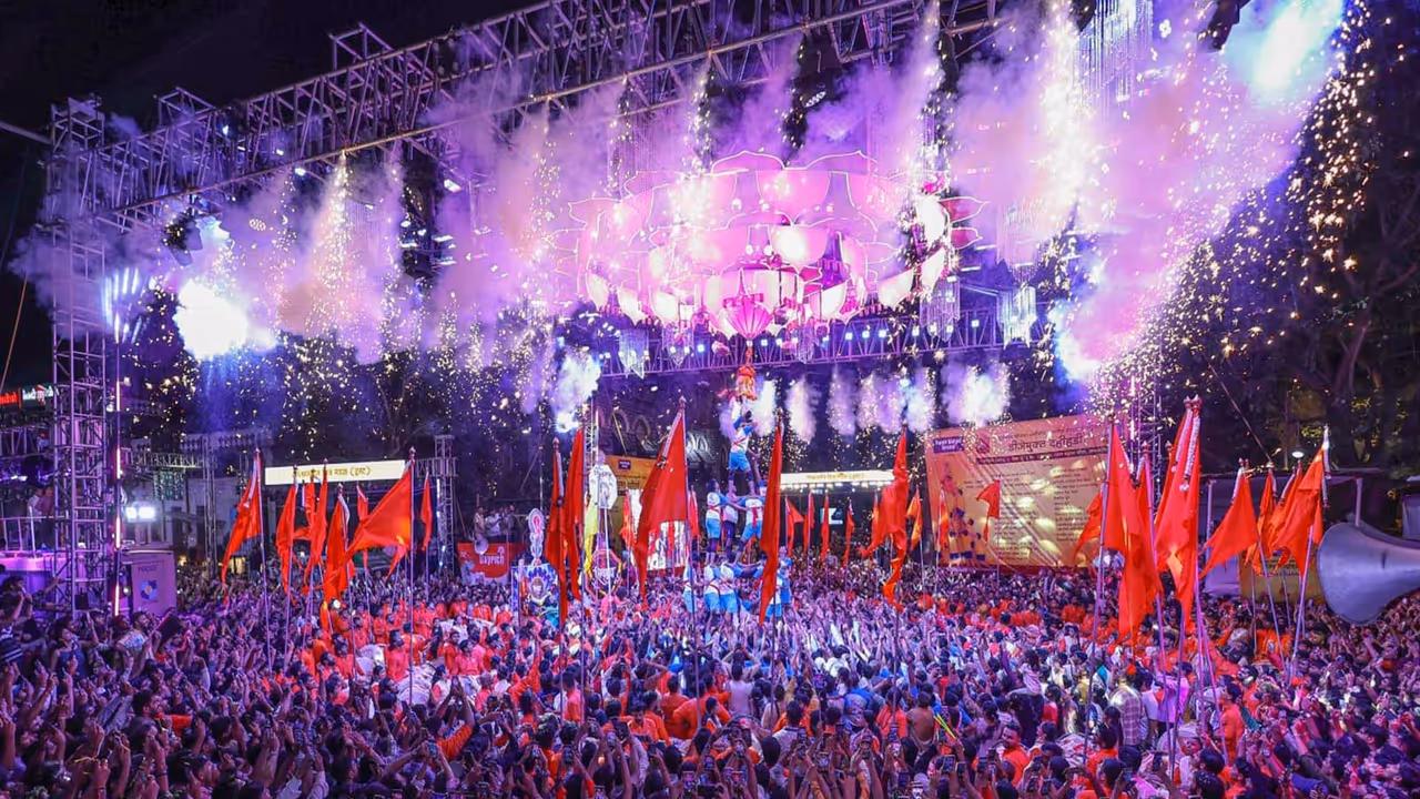 DJ free Dahi Handi celebration organised by the Punit Balan Group at Lal Mahal Chowk (Photo/ANI) DJ free Dahi Handi celebration organised by the Punit Balan Group at Lal Mahal Chowk (Photo/ANI)