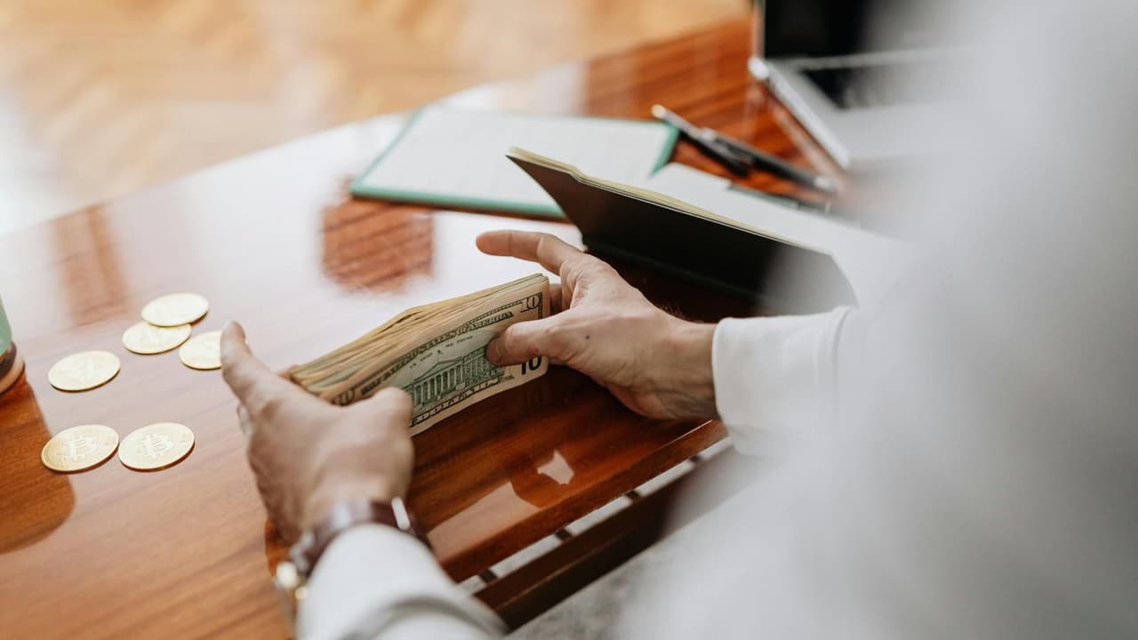 The Pros and Cons of Dividend Investing in a Low Yield Environment