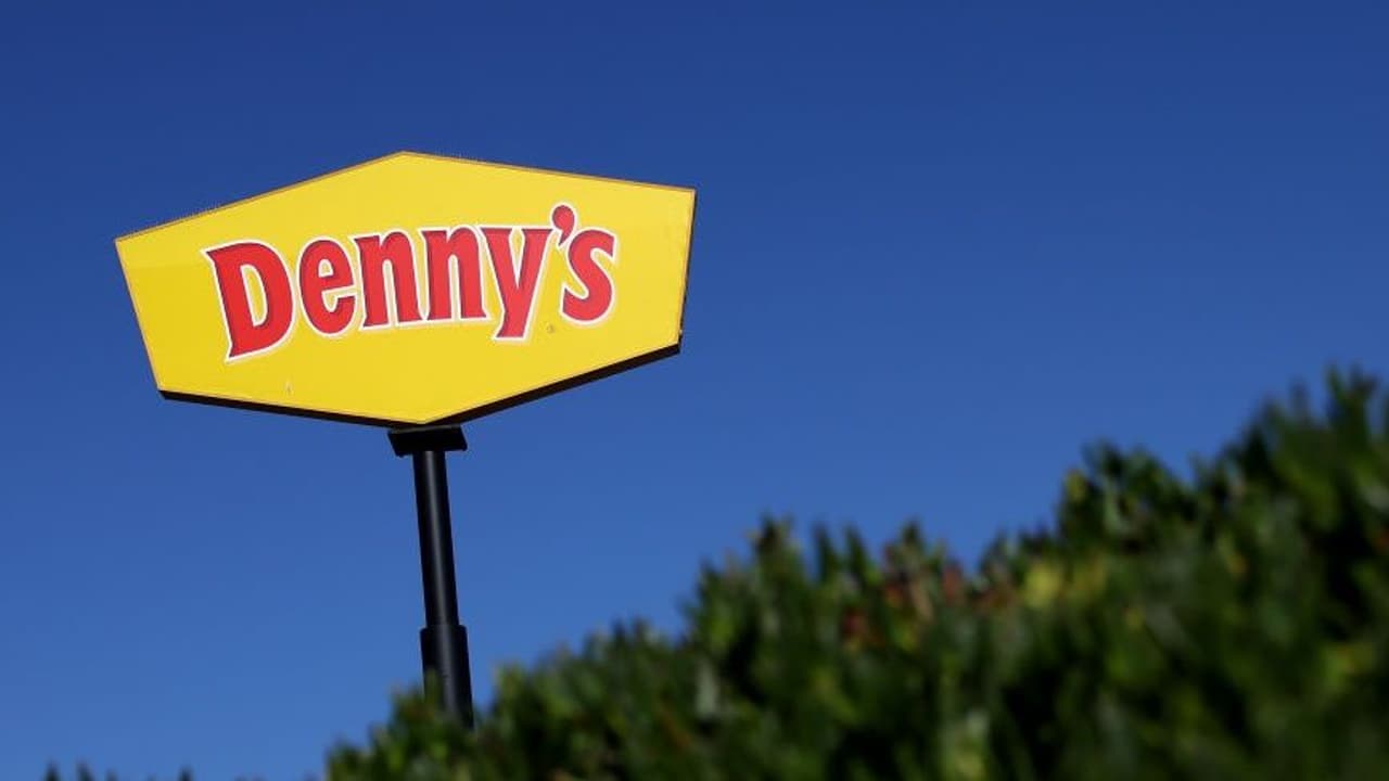 Denny’s Stock Slides To One-Year Low On Q4 Earnings Miss, But Retail’s Extremely Bullish 