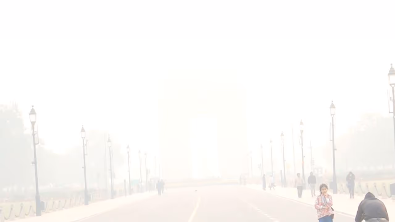 India Gate seems to disappear behind a layer of smog this morning. (Photo/ANI) India Gate seems to disappear behind a layer of smog this morning. (Photo/ANI)