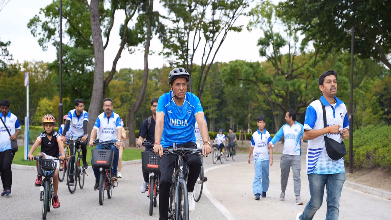Union Sports Minister Mansukh Mandaviya riding a cycle. (Photo: PIB) Union Sports Minister Mansukh Mandaviya riding a cycle. (Photo: PIB)