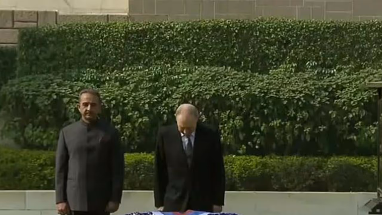 Russian President Putin honours Mahatma Gandhi ahead of India Russia Summit (Photo/ANI)