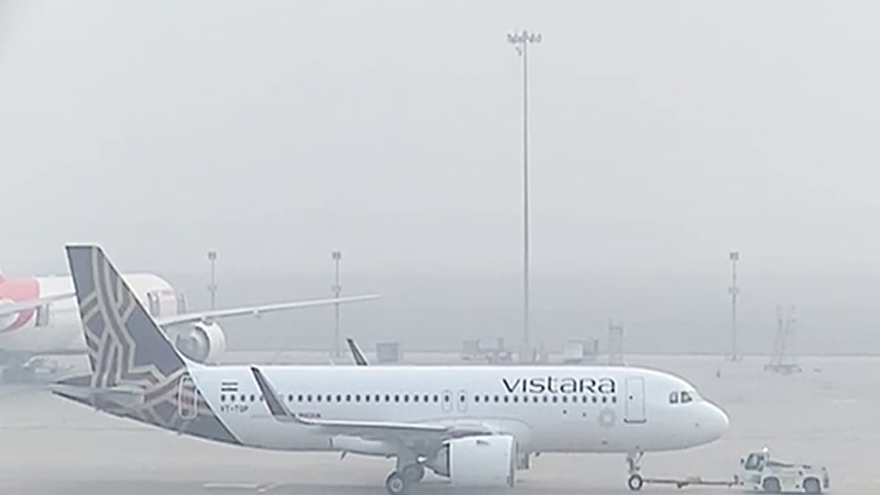 An aircraft waits to take off at the runway as dense smog reduce visibility and engulfs IGI airport. (Photo/ANI) An aircraft waits to take off at the runway as dense smog reduce visibility and engulfs IGI airport. (Photo/ANI)