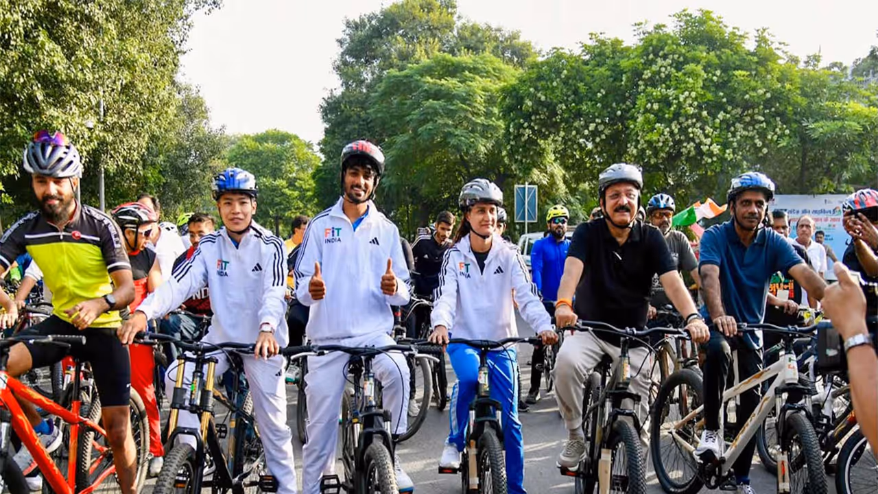 Asian Games 2026 medallists with Delhi Minister Ashish Sood during Fit India Sundays on Cycle event. (Photo: SAI Media) Asian Games 2026 medallists with Delhi Minister Ashish Sood during Fit India Sundays on Cycle event. (Photo: SAI Media)
