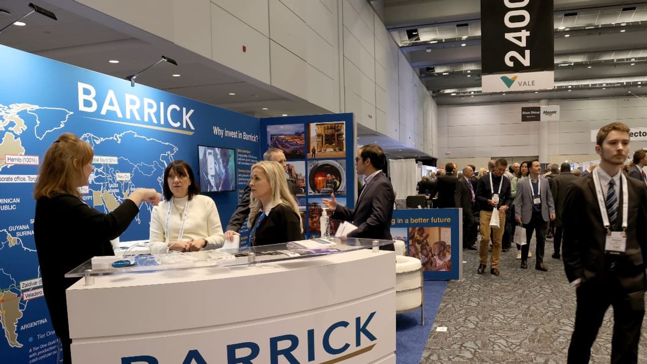 Barrick Gold Stock Gains Despite Mali Operations Halt Over Seized Stockpiles: Retail Divided