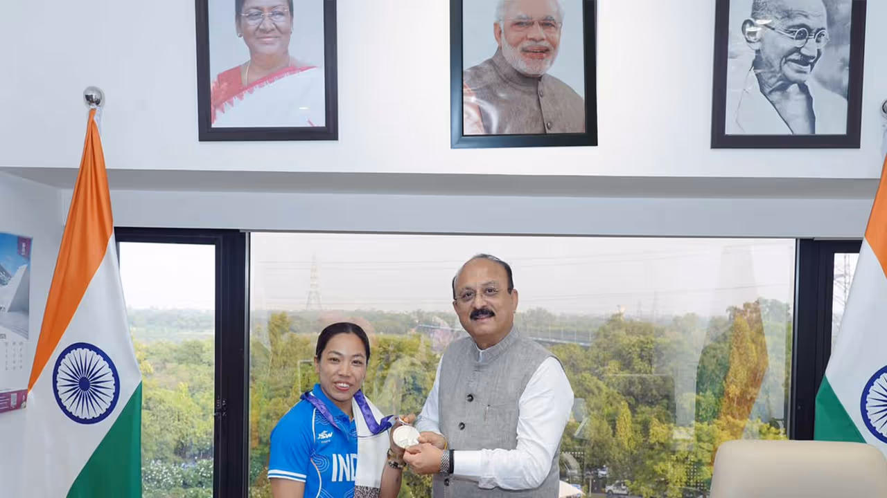 Weightlifter Mirabai Chanu (L) showing her Asiad silver medal to Ashish Sood in New Delhi. (Photo: X/ @ashishsood_bjp) Weightlifter Mirabai Chanu (L) showing her Asiad silver medal to Ashish Sood in New Delhi. (Photo: X/ @ashishsood_bjp)
