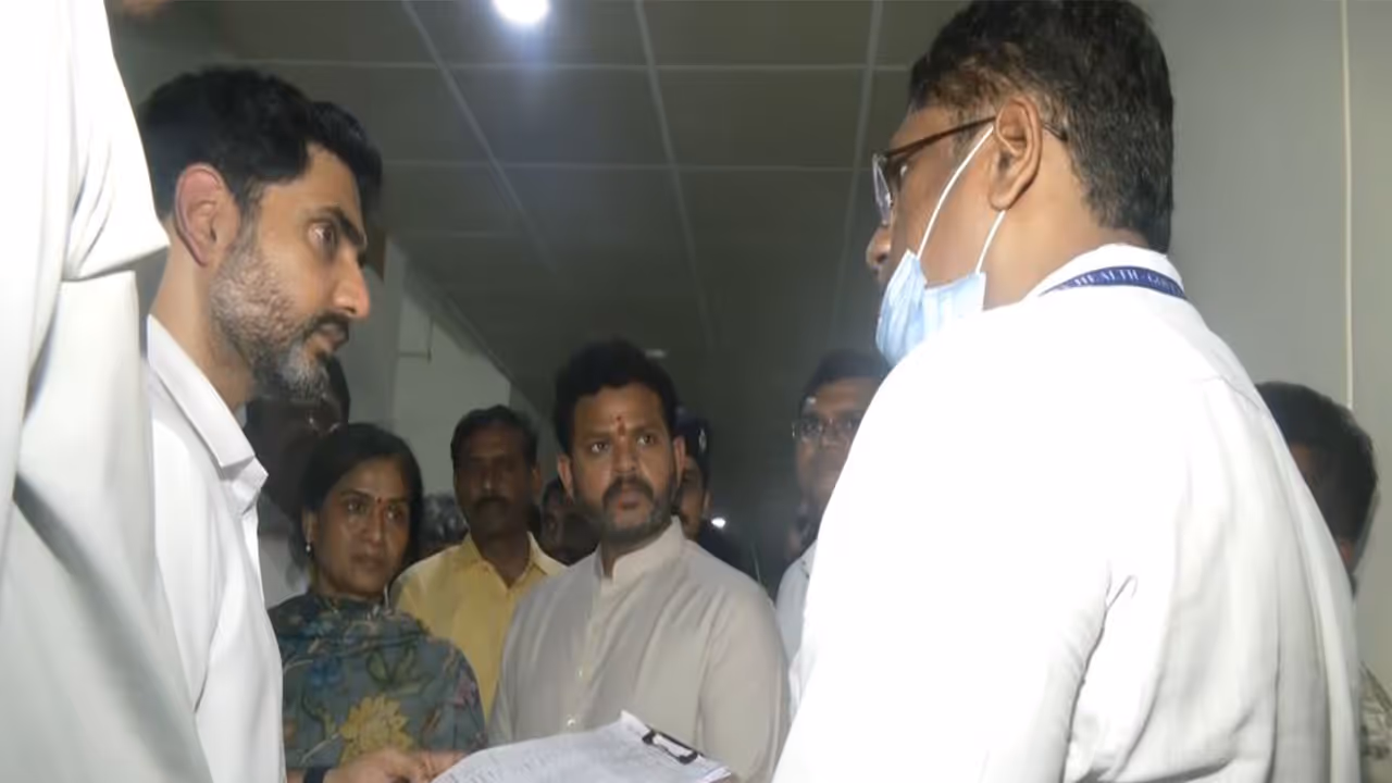 Union Minister Ram Mohan Naidu Kinjarapu and Andhra Pradesh Minister Nara Lokesh interacting with a doctor after meeting the injured people at a hospital (Photo/ANI)