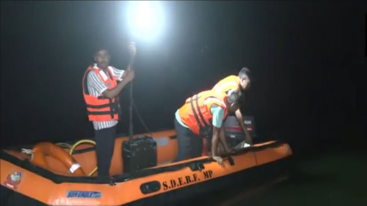 SDRF teams, along with local police and assistance, carry out search operations for the second medical student at Tighra Dam in Gwalior (Photo/ANI) SDRF teams, along with local police and assistance, carry out search operations for the second medical student at Tighra Dam in Gwalior (Photo/ANI)