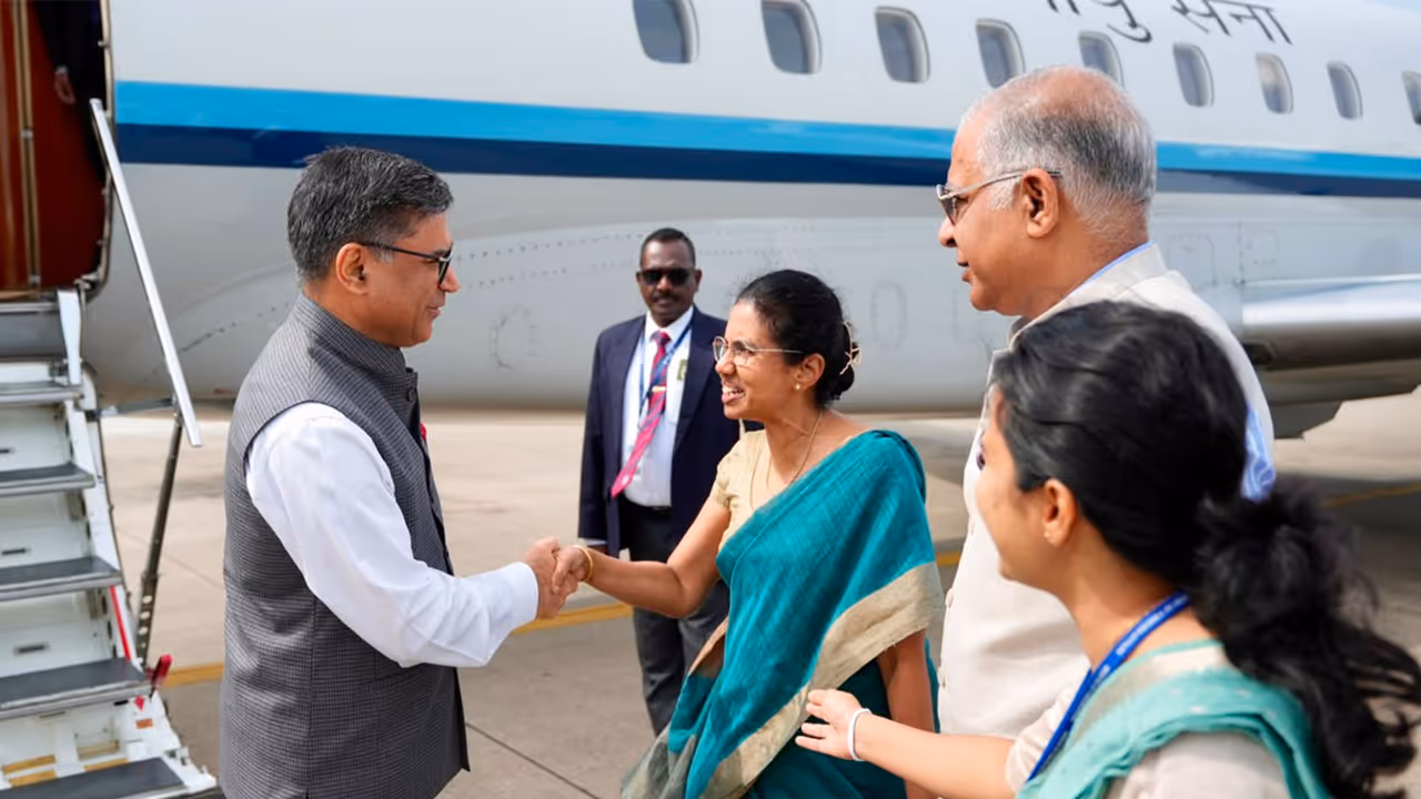 Foreign Secretary Misri arrives in Sri Lanka for one day visit (Photo/X@IndiainSL) Foreign Secretary Misri arrives in Sri Lanka for one day visit (Photo/X@IndiainSL)