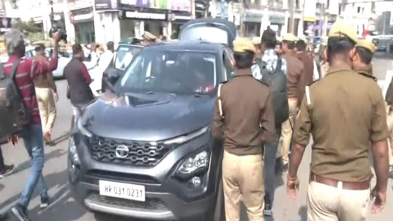 Lucknow Police, accompanied by Dog Squad, check vehicles in Hazratganj (Photo/ANI) Lucknow Police, accompanied by Dog Squad, check vehicles in Hazratganj (Photo/ANI)