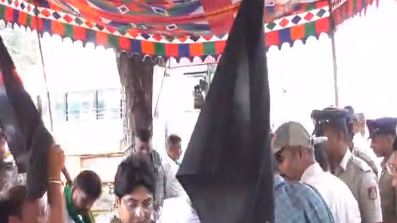 Farmers staging black flag protest being detained by Police (Photo/ANI) Farmers staging black flag protest being detained by Police (Photo/ANI)