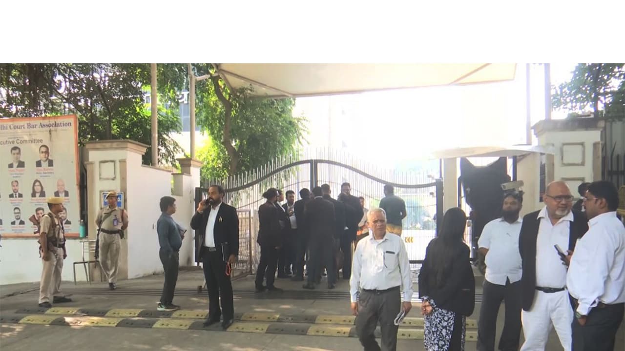 Lawyers strike at Rouse Avenue Court (Photo/ANI) Lawyers strike at Rouse Avenue Court (Photo/ANI)