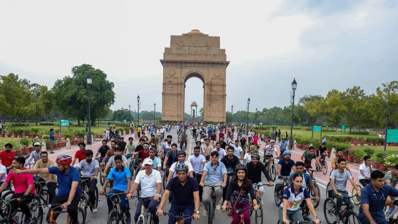 Mansukh Mandaviya leads 82nd Fit India Sundays on Cycle. (Photo/SAI) Mansukh Mandaviya leads 82nd Fit India Sundays on Cycle. (Photo/SAI)