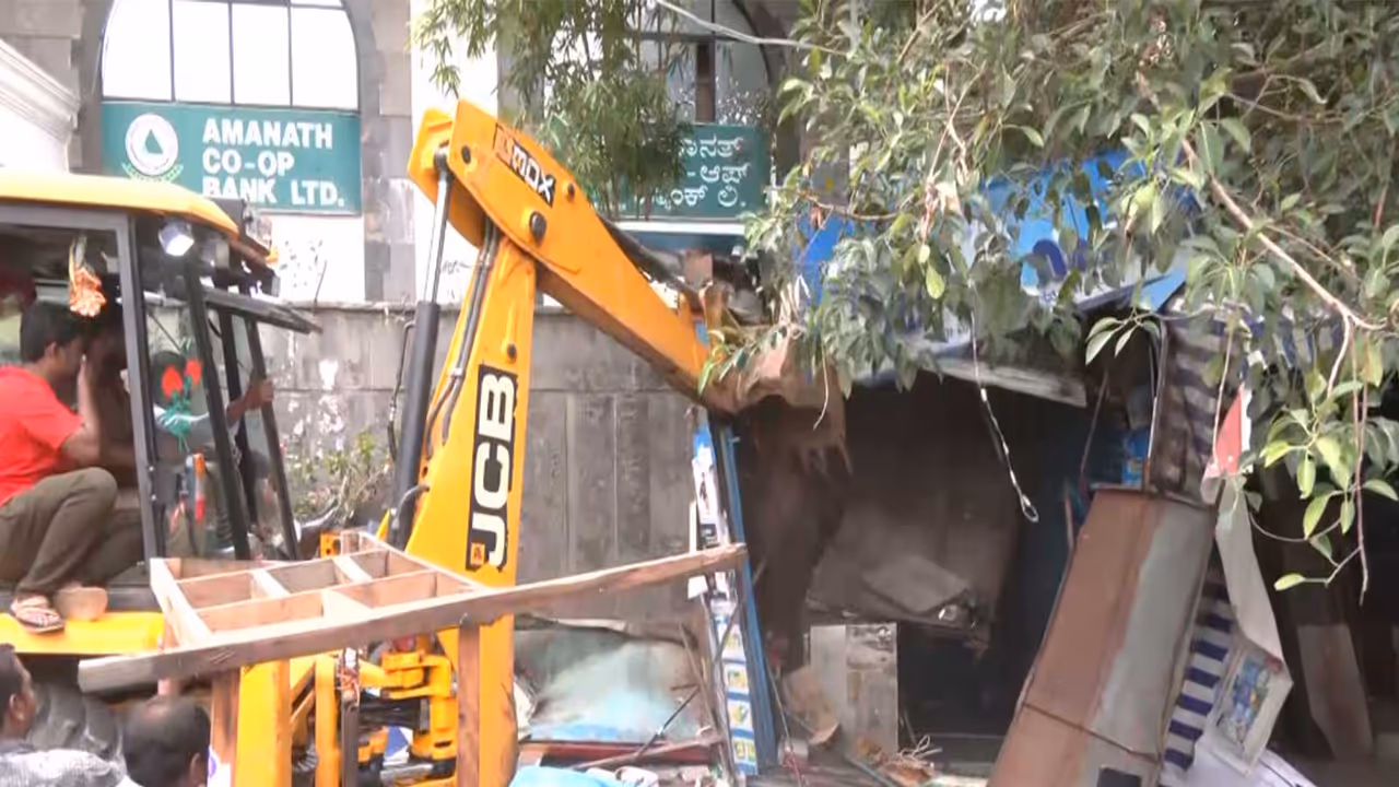 GBA employees allegedly attacked during footpath clearance drive near Shivajinagar (Photo/ANI) GBA employees allegedly attacked during footpath clearance drive near Shivajinagar (Photo/ANI)
