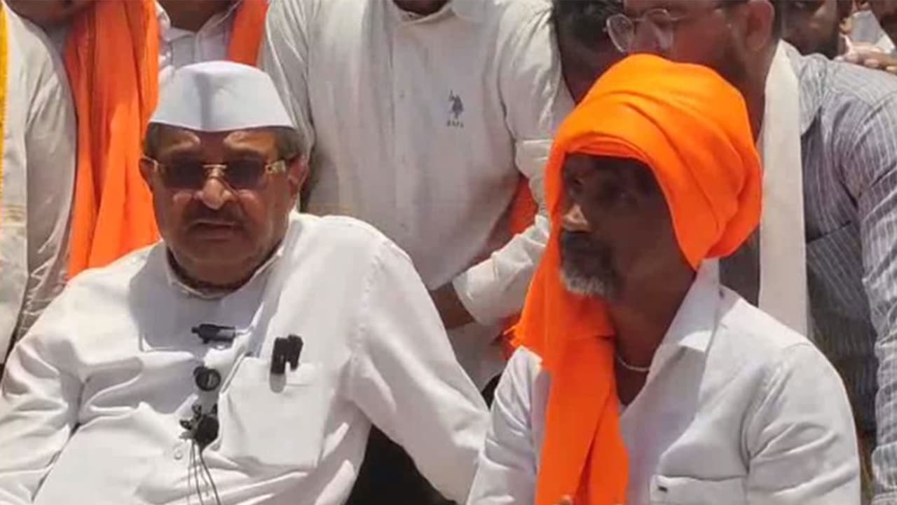 Manoj Jarange Patil with Maharashtra Minister Radhakrishna Vikhe Patil (Photo/ANI) Manoj Jarange Patil with Maharashtra Minister Radhakrishna Vikhe Patil (Photo/ANI)