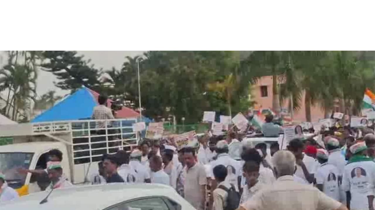 Supporters participate in a foot march from Siddaganga Mutt in Tumakuru (Photo/ANI) Supporters participate in a foot march from Siddaganga Mutt in Tumakuru (Photo/ANI)